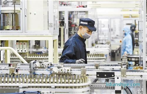 江西宜春经济开发区远东福斯特新能源有限公司员工在动力电池自动化生产线上工作